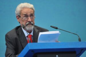 Luis Alemany en el acto de entrega de su Premio Canarias en 2012.