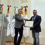 José Ramón Arévalo (d) recibe la distinción de manos del decano de la Facultad de Ciencias Forestales de la UANL, Luis Gerardo Cuéllar (d).