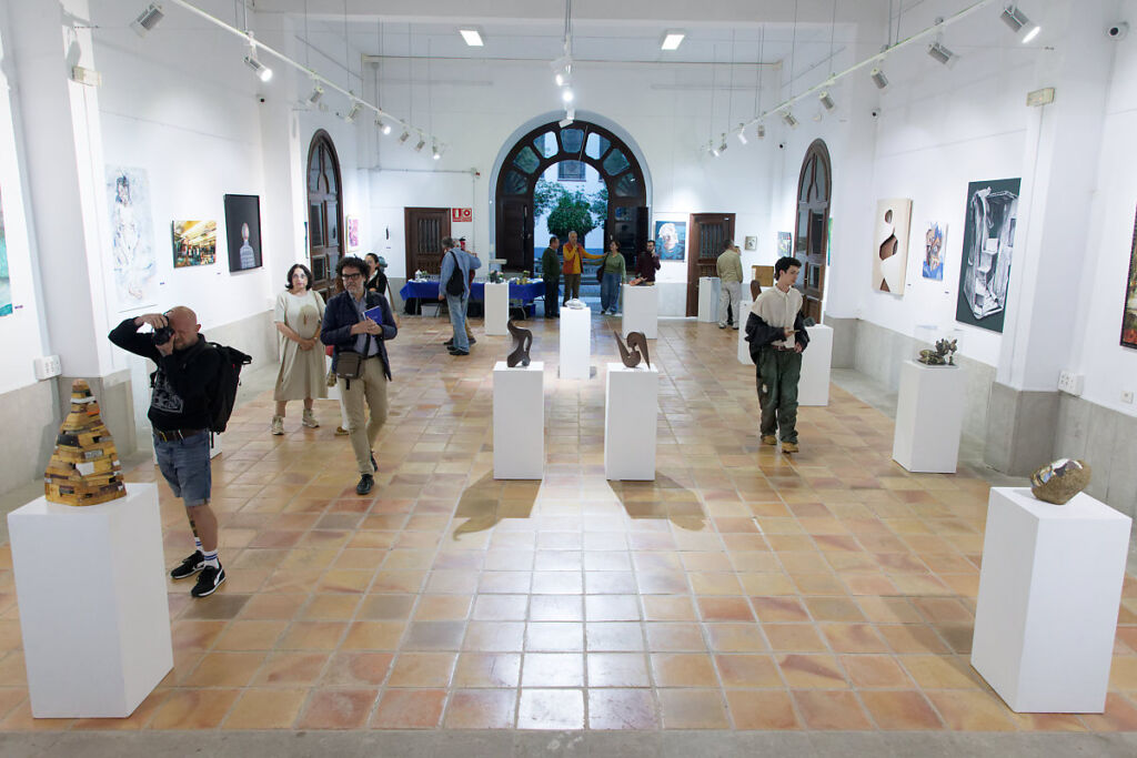 Vista general de la exposición montada en el Espacio Cultural La Capilla