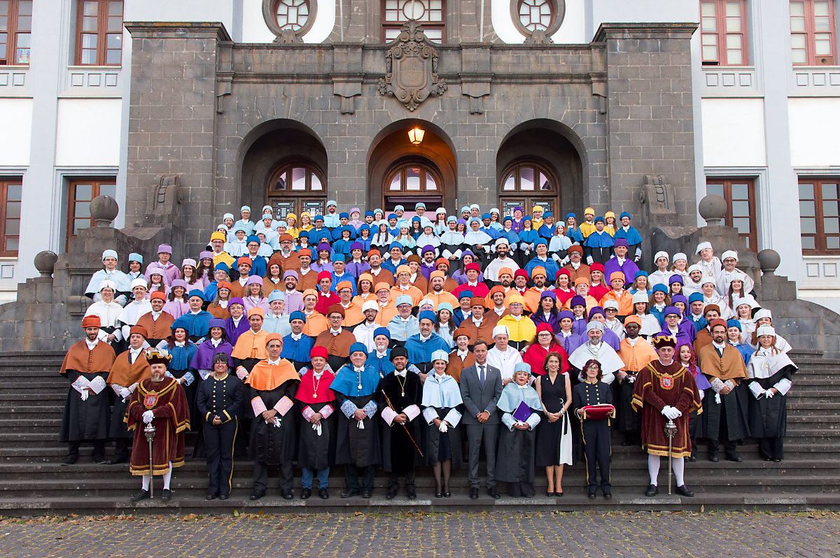 Imagen de grupo de todas las persoas investidas durante le acto, junto con sus madrinas, padrinos, autoridades y el equipo de gobierno.
