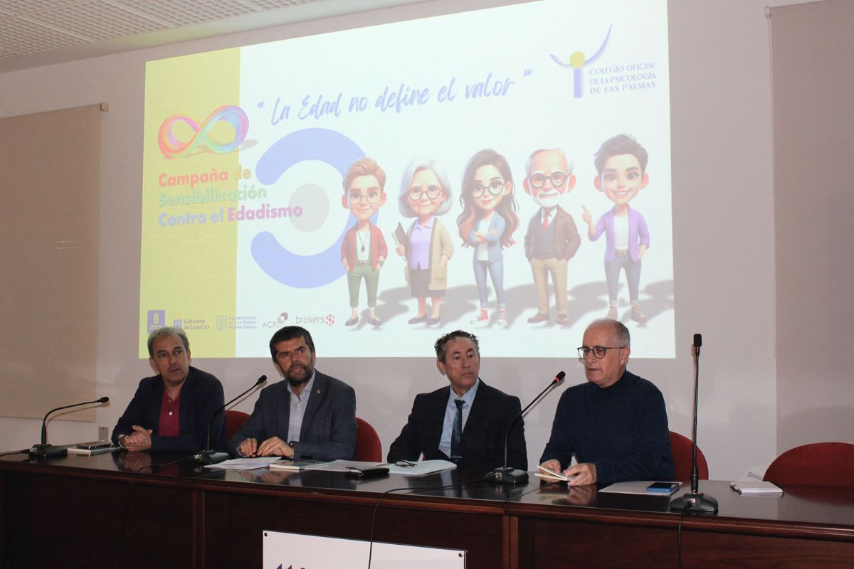 De izquierda a derecha, el decano del Colegio de la Psicología de Las Palmas, Francisco Sánchez; el rector de la ULL, Francisco García; el decano de la Facultad de Psicología y Logopedia, Juan Manuel Bethencourt; y el vicedecano de Psicología, Ernesto Suárez.