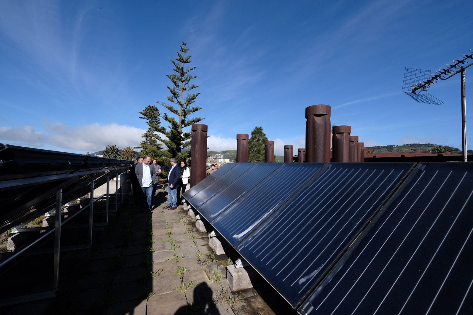 Placas fotovoltaicas en una de las cubiertas del Colegio Mayor San Agustín.