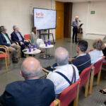 Imagen de la inauguración, con Roberto González Zalacaín, Fernando D. Rossi-Ferraroli y Candelaria González sentados, y José Antonio González en el uso de la palabra.