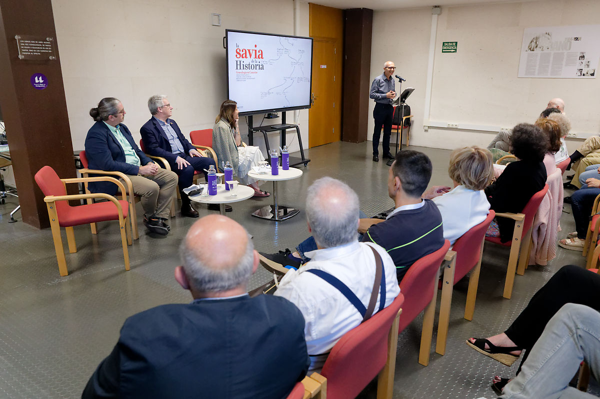 Imagen de la inauguración, con Roberto González Zalacaín, Fernando D. Rossi-Ferraroli y Candelaria González sentados, y José Antonio González en el uso de la palabra.