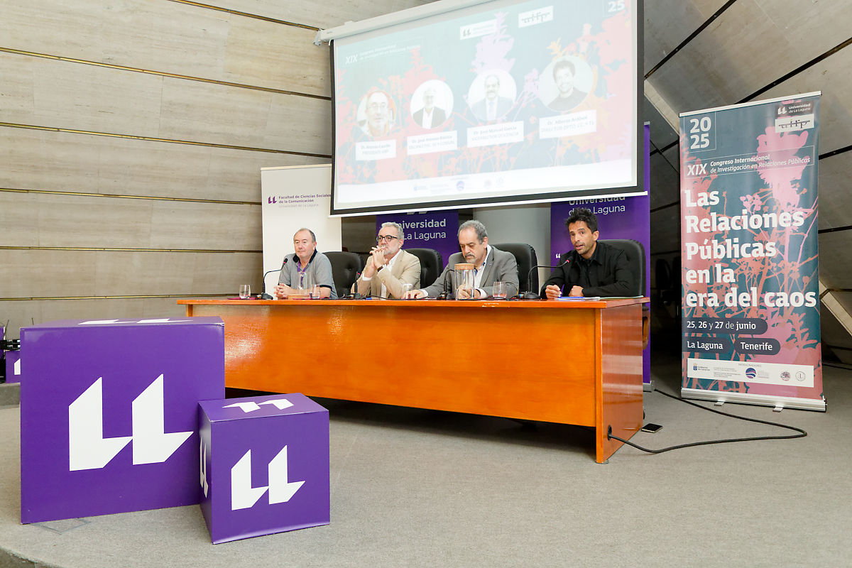 De izquierda a derecha, Antonio Castillo, José Antonio Batista, José Manuel García y Alberto Ardèvol durante la ceremonia inaugural de este congreso de la Asociación de Investigación en Relaciones Públicas.
