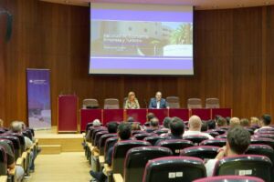 Inauguración del encuentro, con la decana y el vicerrector en la mesa presidencial.