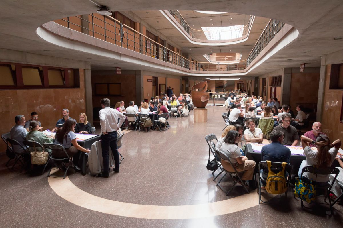 Mesas de trabajo celebradas durante este encuentro entre universidad y entidades profesionales.