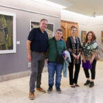 El gestor cultural José A. González, los hermanos Fernando y Ana García-Ramos del Castillo y la vicerrectora Isabel León posan con parte de las obras donadas, expuestas en la Sala de Arte Paraninfo Pablo González Vera.