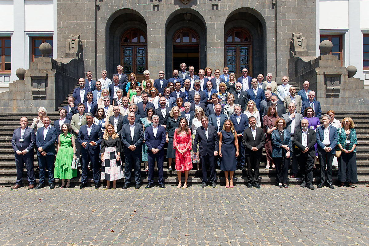 La Reina Letizia (de rojo) posa junto a las autoridades académicas, políticas y direcciones de las sedes del Instituto Cervantes que han participado en el encuentro.