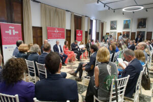 La Reina participó en una de las sesiones de trabajo.