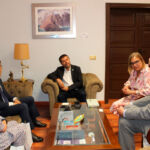 De izquierda a derecha: la aseora Kilsun Kim; el cónsul, Moon-hee Koh; el rector, Francisco García; la vicerrectora, Inmaculada González; y el director del Servicio de Idiomas, Reinhard Dlugay, durante la recepción en el Rectorado.