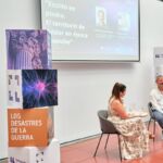 La periodista Verónica Galán dialoga con el historiador José Farrujia durante la inauguración de la muestras "Escrito en piedra".