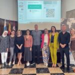 Dos de los autores del trabajo, David Pérez Jorge (en el extremo derecho de la imagen) y Cocetta Pirrone (con traje color pistacho) en un encuentro de investigadores posdoctorales durante el cual fueron presentados algunos resultados de la investigación.