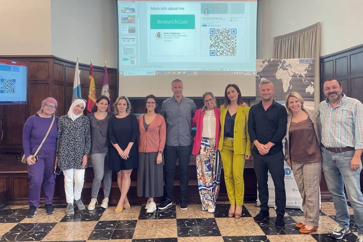 Dos de los autores del trabajo, David Pérez Jorge (en el extremo derecho de la imagen) y Cocetta Pirrone (con traje color pistacho) en un encuentro de investigadores posdoctorales durante el cual fueron presentados algunos resultados de la investigación.