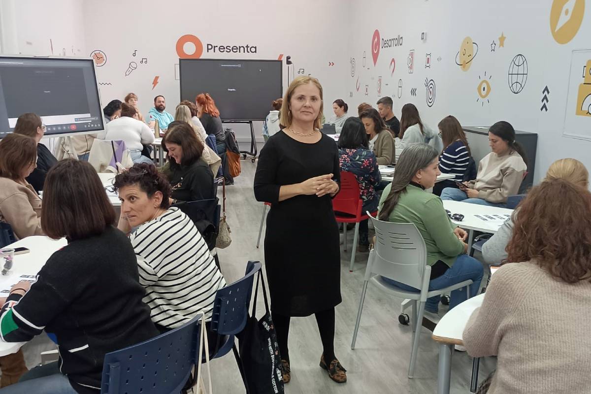 María Gabino Campos, coordinadora del programa ApS ULL-Cabildo de Tenerife, durante una de las sesiones de trabajo de esta formación.