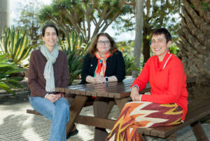 De izquierda a derecha, Ruth Martinón, Dulce Cairós y Elena Sanchez, en la Facultad de Derecho.