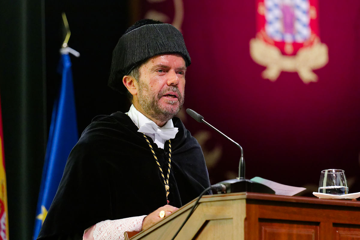 El rector de la Universidad de La Laguna, Francisco J. García Rodríguez, durante su discurso de apertura del curso 2025/26.