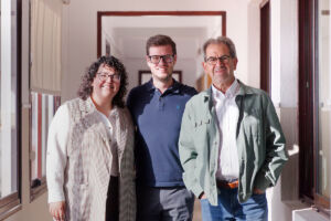López, junto a Nicole González y Pedro Álvarez.