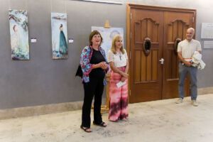 Isabel Castells (i) y Helena Martín durante la inauguración.