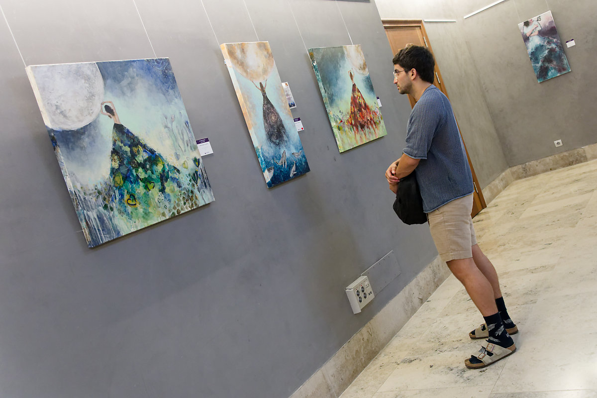 Vista general de la muestra que permanecerá abierta hasta el 26 de septiembre en la Sala de Arte Paraninfo - Pablo González Vera.