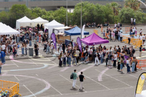 El festival se desarrolló en el parking de la Facultad de Bellas Artes de 12:00 a 18:00 horas. 