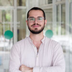 El ya doctor Damián Martín, fotografiado en el Campus de Guajara tras la lectura de su tesis sobre el movimiento punk en Tenerife.