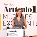 La astrofísica de la ULL Adriana de Lorenzo en el momento de recibir su galardón.