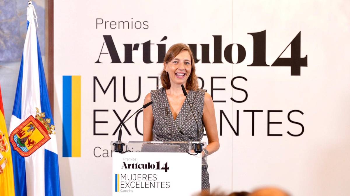 La astrofísica de la ULL Adriana de Lorenzo en el momento de recibir su galardón.