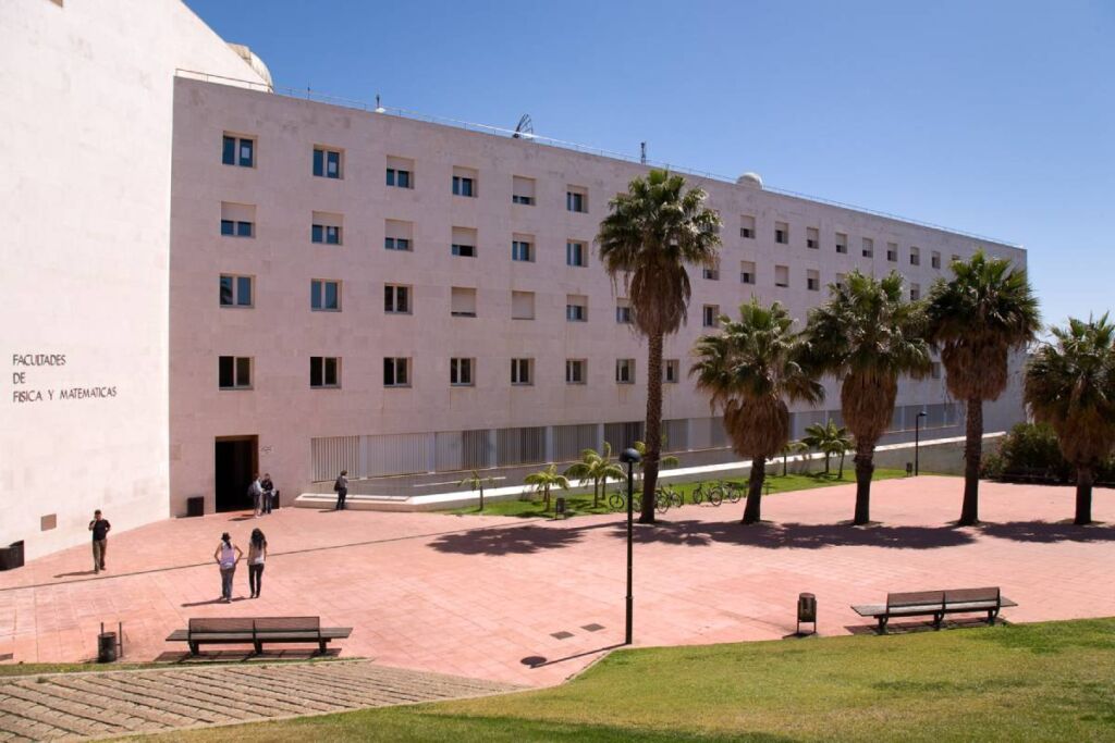 En la clasificación por especialidades, la ULL lidera la clasificación de Física en España (en la foto, edificio de las secciones de Física y Matemáticas de la Facultad de Ciencias).