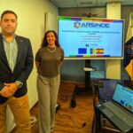 Juan Carlos Santamarta y Noelia Cruz, durante la presentación de ARSINOE en la Delegación del Gobierno de Canarias en Bruselas.