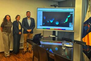 Cruz y Santamarta junto a la delegada del Gobierno de Canarias en Bruselas, Cristina Domínguez. 