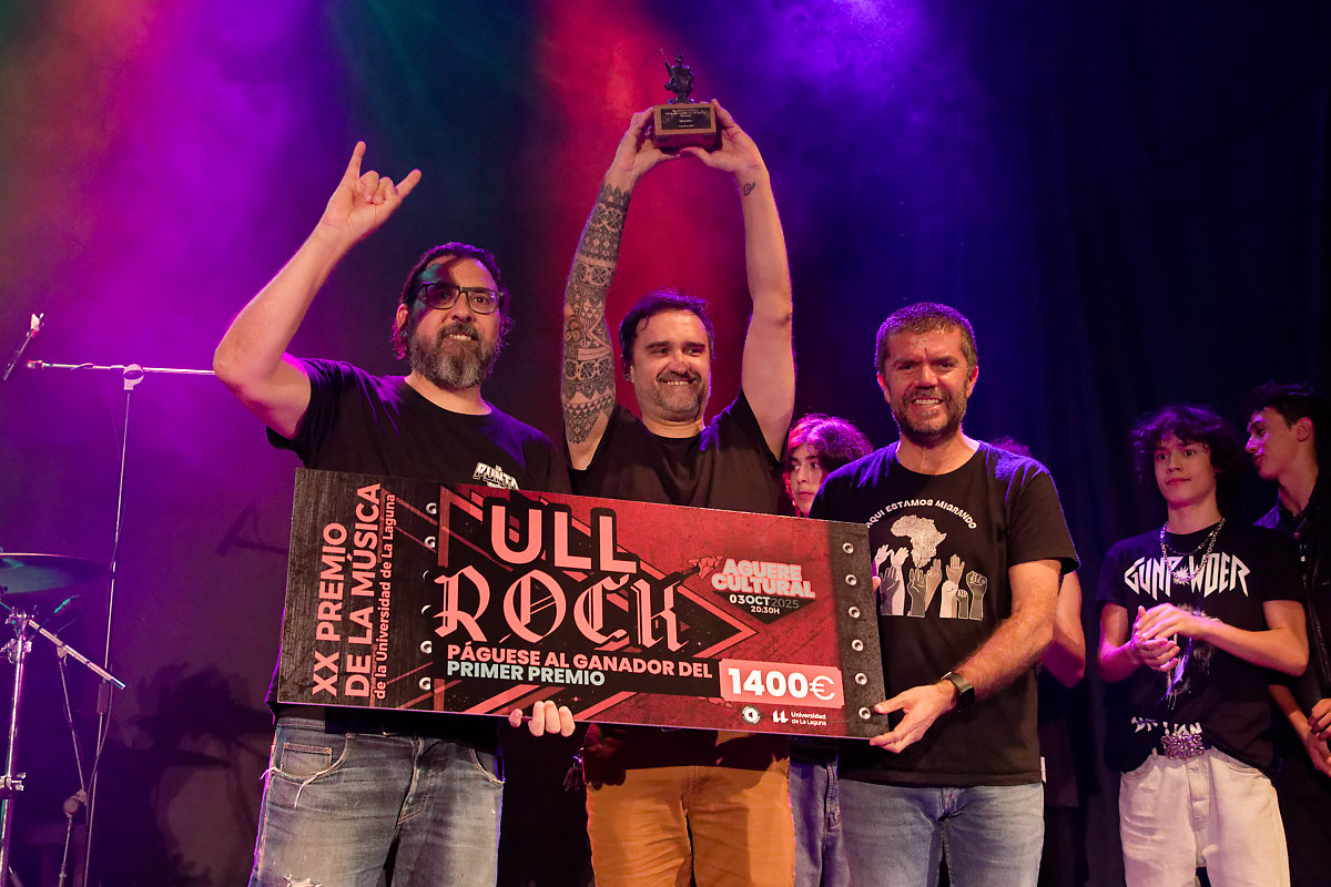 Cas y Cristo, los componentes de Muda, reciben el primer Premio de música de manos del rector, Francisco García.