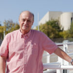 José Antonio Martínez Soler, fotografiada en el exterior del edificio "La Pirámide" de la Facultad de Ciencias Sociales y de la Comunicación.