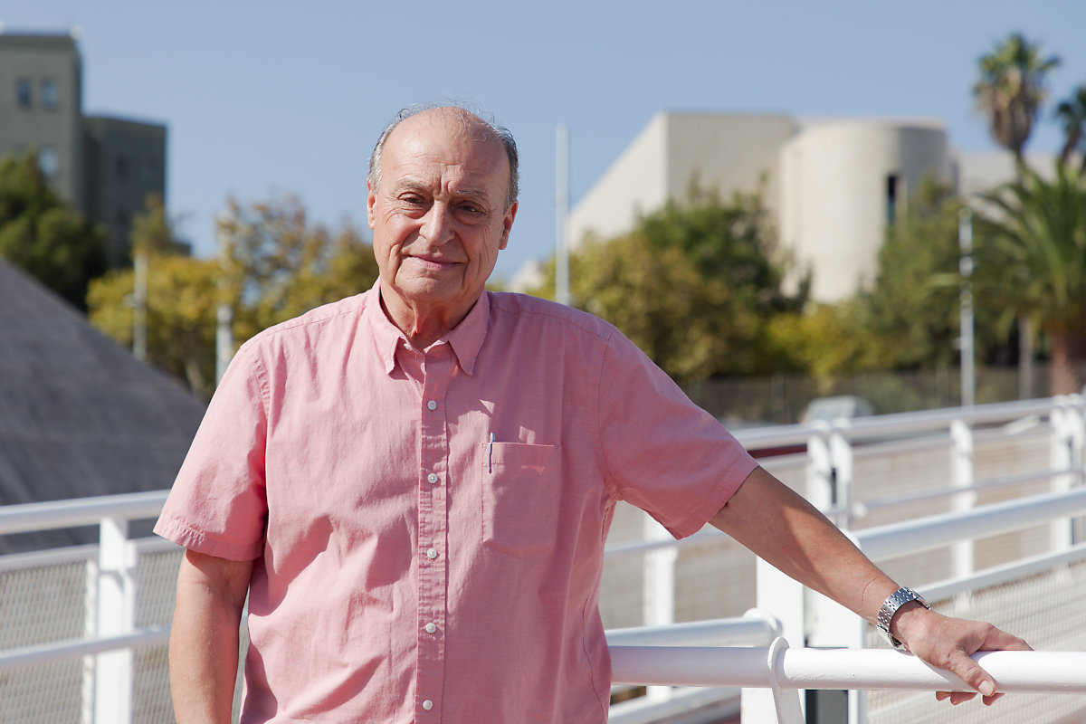 José Antonio Martínez Soler, fotografiada en el exterior del edificio "La Pirámide" de la Facultad de Ciencias Sociales y de la Comunicación.