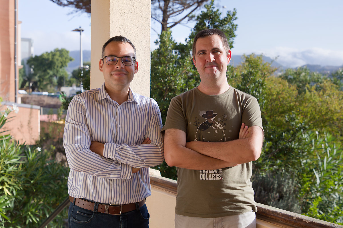 El profesor de la ULL Jesús de las Heras (i) junto a su invitado, el investigador Miguel Ángel Rincón.
