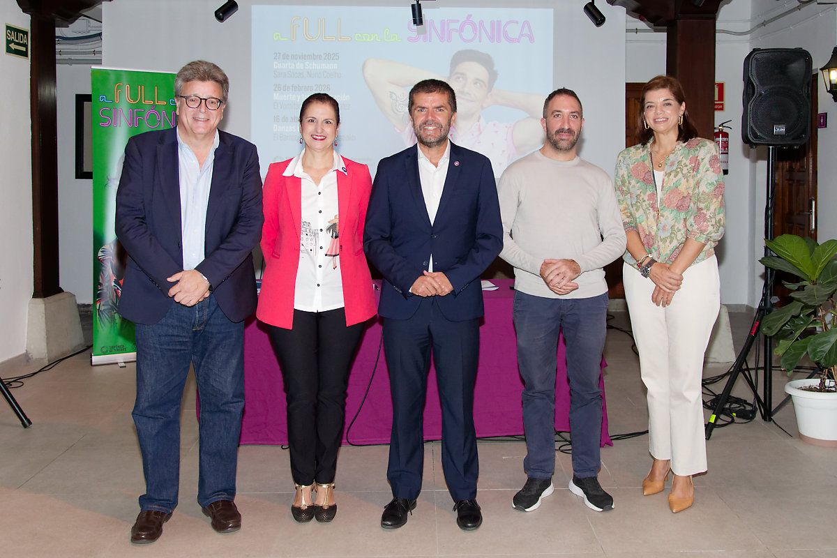 De izquierda a derecha: el consejero insular de Cultura, Museos y Deportes, José Carlos Acha; la vicerrectora de Cultura y Extensión Universitaria, Isabel León; el rector de la ULL, Francisco García; el director técnico del Patronato Insular de Música, Daniel Broncano; y la directora de la Fundación DISA, Sara Mateos