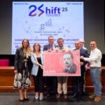 De izquierda a derecha, posando con el sello: Marta Cabrera, Nuria Lera, Jorge Méndez, Francisco García, Javier Plata, Carlos Court y Sergio Eiroa.