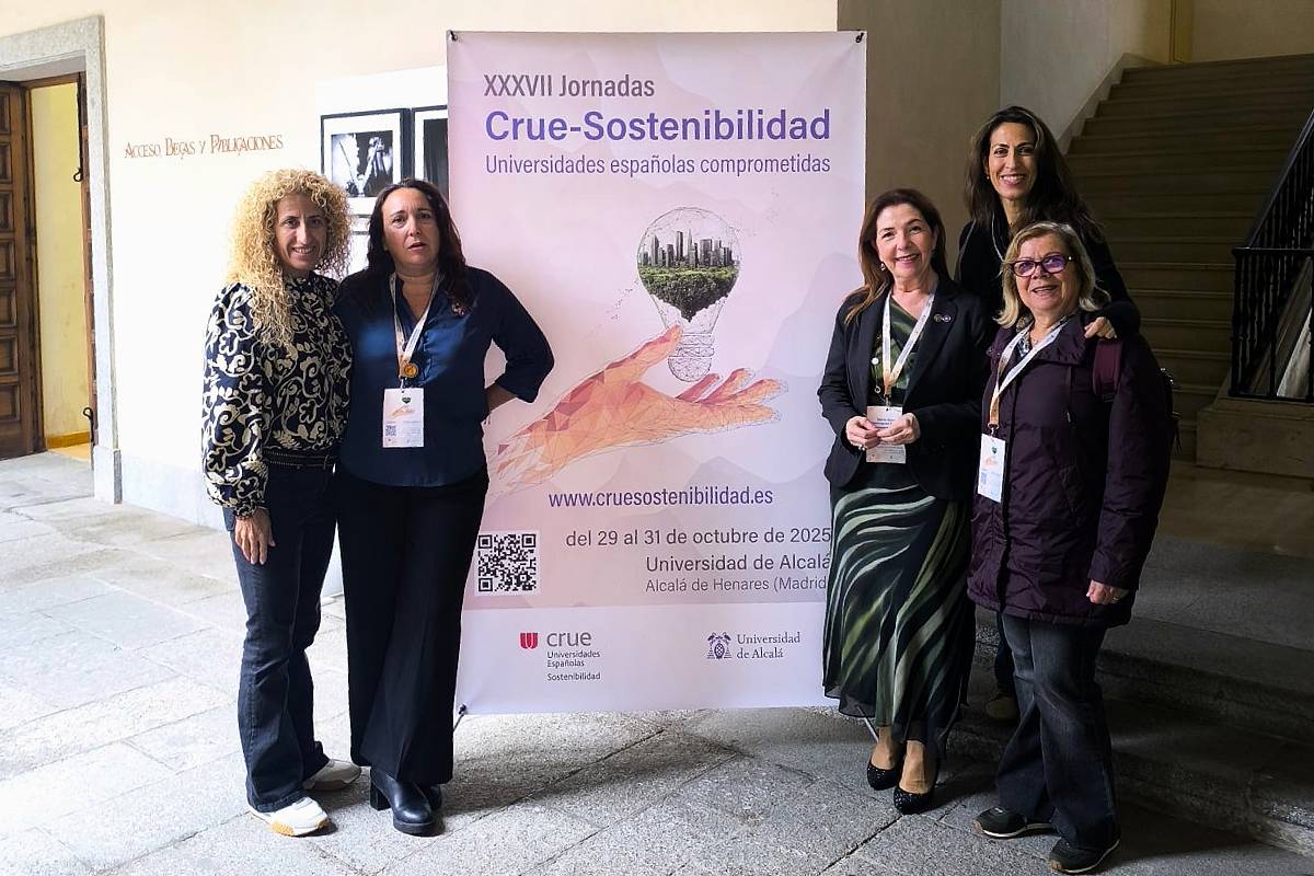 De izquierda a derecha, la directora del Servicio de Deportes, Begoña López; la directora de Secretariado de Sostenibilidad, Cintia Hernández; la vicerrectora de Sostenibilidad e Infraestructuras, Marta Domínguez; y la responsable y la aparejadora de la Oficina Técnica Isabel Baro y Raquel Hernández, respectivamente.