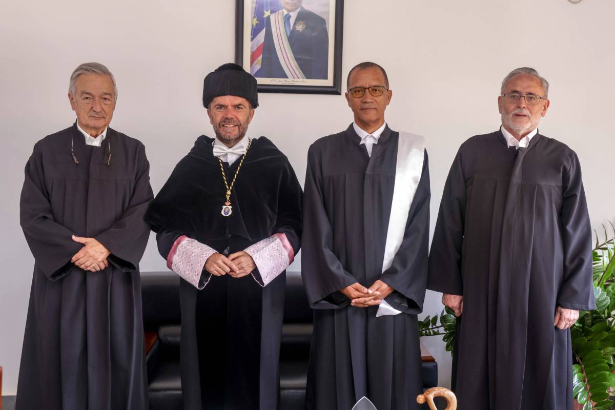 De izquierda a derecha: Basilio Valladares; el rector de la ULL, Francisco García; el rector de la Uni-CV, José Arlindo Fernandes; y José Gómez Soliño.