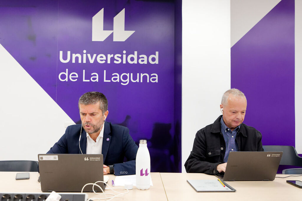 El rector y el secretario general durante la sesión del Consejo de Gobierno