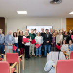 Foto de grupo de las personas que han realizado estas donaciones junto al rector de la ULL, Francisco García, y la bibliotecaria responsable del proyecto, Francisca Rivero.