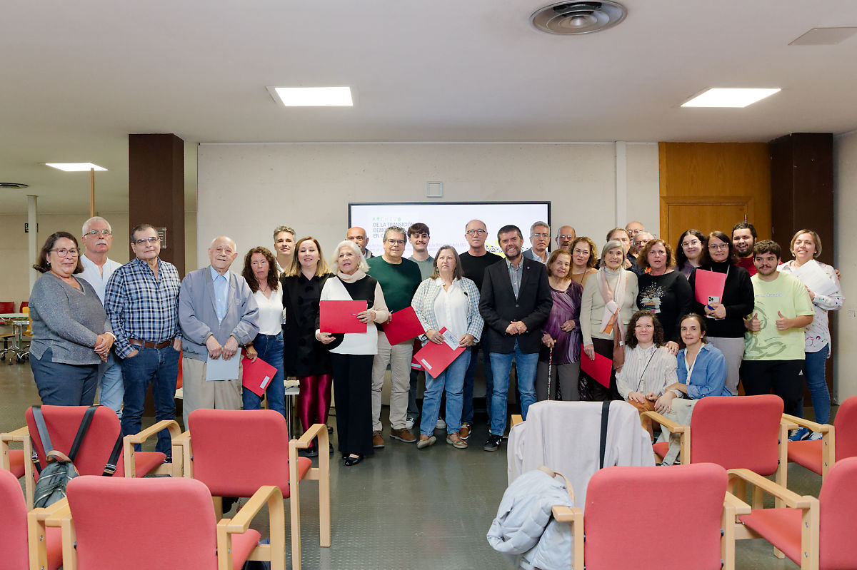 Foto de grupo de las personas que han realizado estas donaciones junto al rector de la ULL, Francisco García, y la bibliotecaria responsable del proyecto, Francisca Rivero.