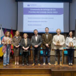 Foto de familia de las personas premiadas, junto al rector y la gerenta de la ULL y la vicepresidenta del Consejo Social.