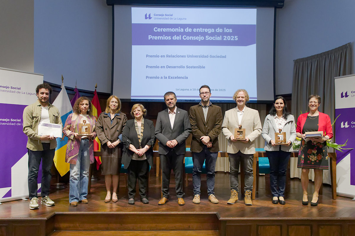 Foto de familia de las personas premiadas, junto al rector y la gerenta de la ULL y la vicepresidenta del Consejo Social.