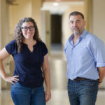 Viridiana Contreras y José Ramón Arévalo, fotografiados en la Sección de Biología de la Facultad de Ciencias.