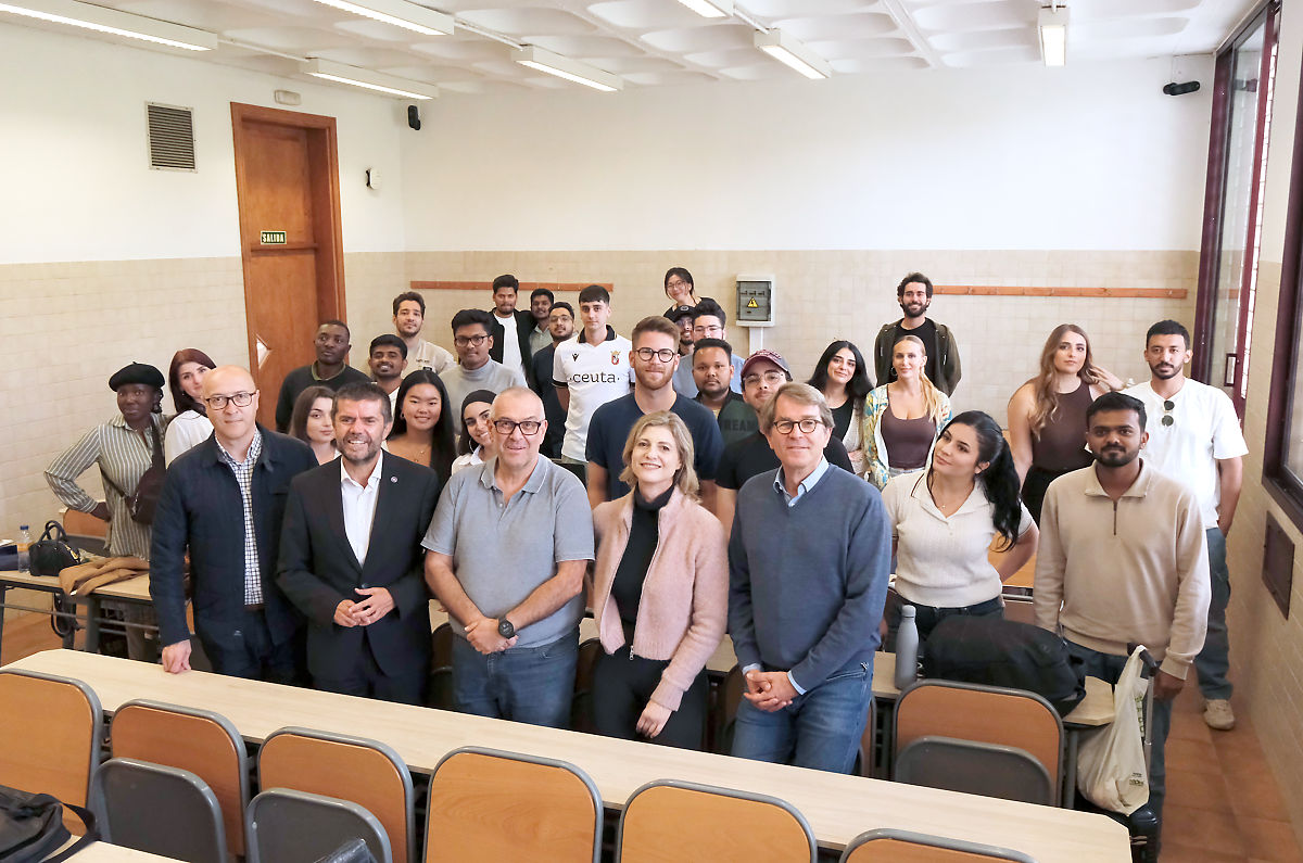 El rector Francisco García (en primera fila, el segundo por la izquierda) y Rodrigo Trujillo (el tercero), junto al alumnado y profesorado internacional participante en este BIP de STARS EU sobre economía circular.