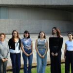 La profesora Soheila Pirasteh (i) junto a las estudiantes responsables de este proyecto de diseño: Silvia Hernández, Haridian Pérez, Dana Crespo, Paula Santana y Cathaysa Armas.