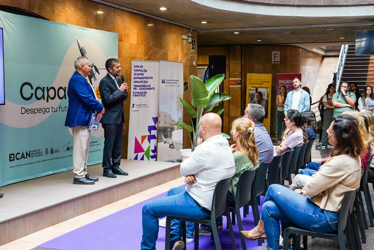 El consejero insular Efraín Medina y el rector Francisco García, durante la presentación de esta feria celebrada en la Facultad de Economía, Empresa y Turismo.
