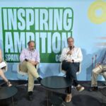 El profesor de la ULL Juan Carlos Pérez con el micrófono durante su participación en el COP30. A la izquierda, Jessica Laguardia y Keywan Riahi y a la derecha, Edwin Castellanos.