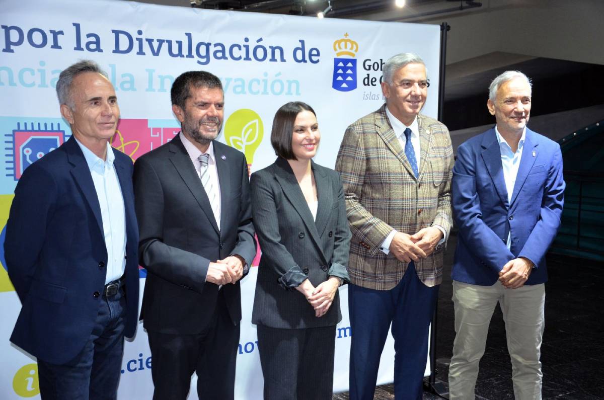 De izquierda a derecha, algunas de las autoridades en la presentación del Pacto: el viceconsejero de Cultura y Patrimonio Cultural, Horacio Umpiérrez; el rector de la ULL, Francisco J. García; la consejera de Universidades, Ciencia e Innovación y Cultura, Migdalia Machín; el rector de la ULPGC, Lluís Serra; y el director de la ACIISI, Javier Franco.